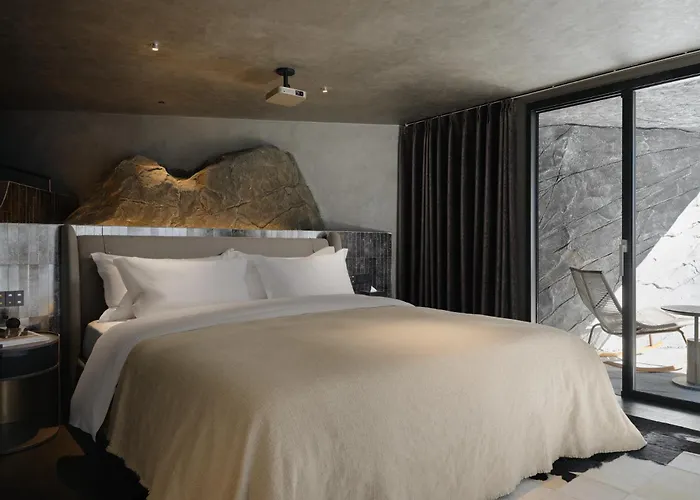 Moye Cliff Luxury Resort