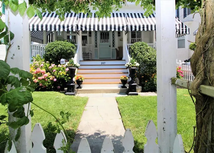 207 Howard Street - The "Schapteau"