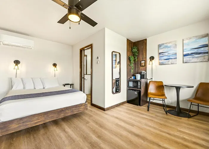 Aqua Aire Inn & Suites