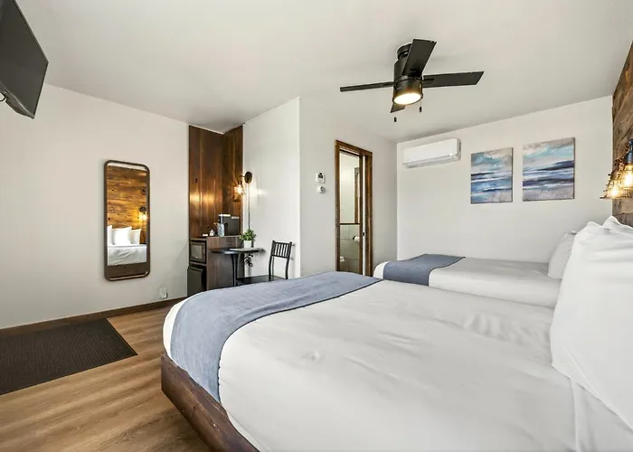 Aqua Aire Inn & Suites