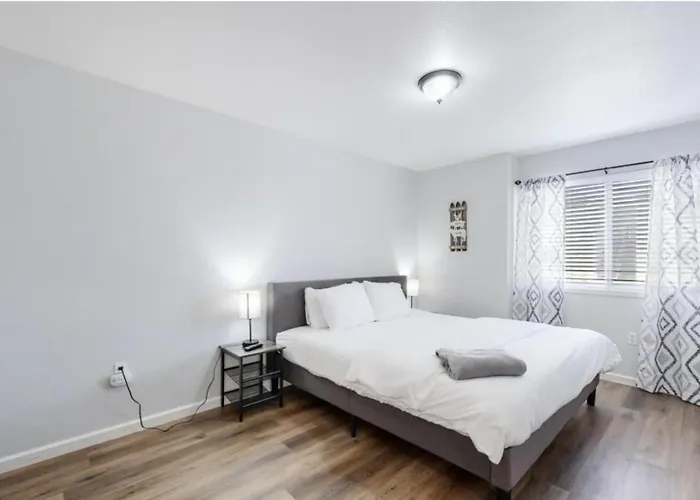 Great Two Bedroom Spot Near Airport