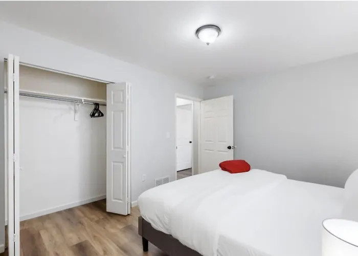 Great Two Bedroom Spot Near Airport