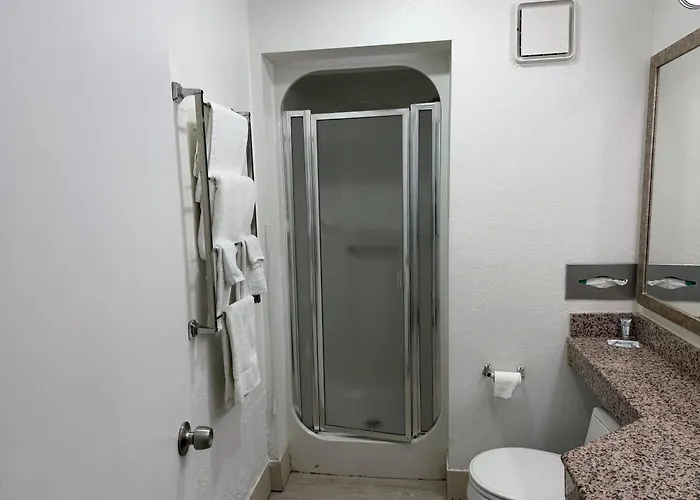 Lafayette Inn & Suites
