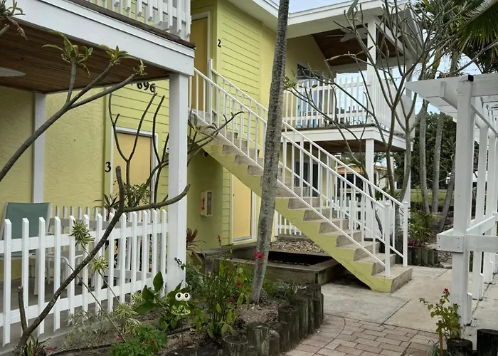 Boutique Hotel across from Cocoa Beach, pool