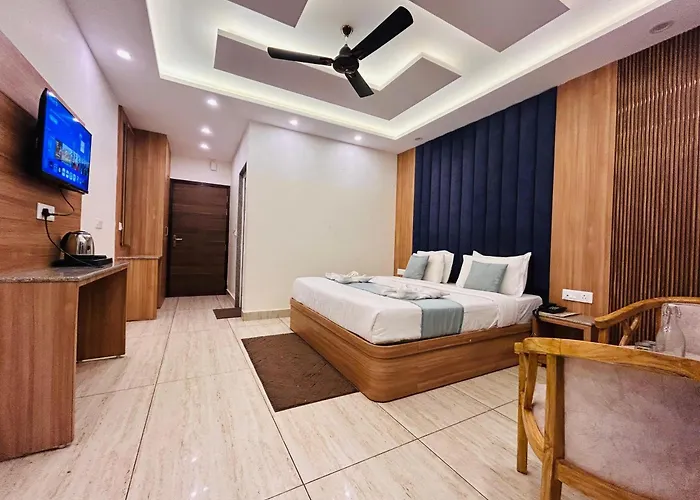 Oakleaf Hotel & Resort - A Classic Rooms & Prime Location Near Library Chowk