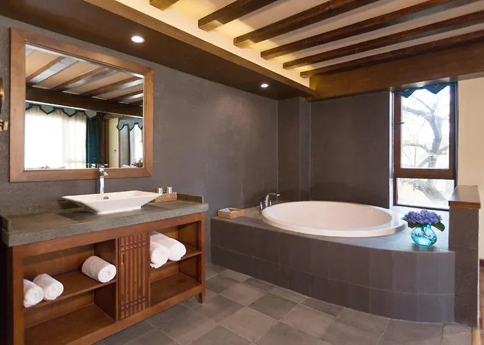 Shangri-La Moon Tibetan Boutique Hotel