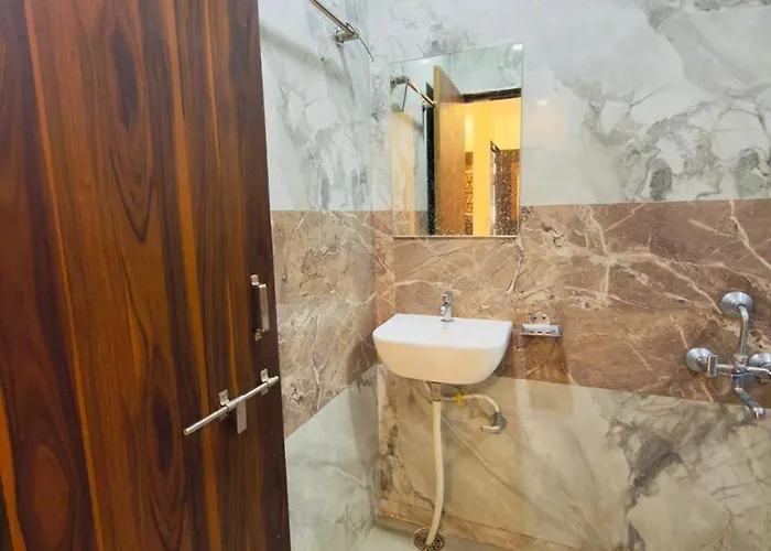 Hotel Chandra Dev 966O9O1Oo6 Just 350Mtr From Shreenathji Temple 5Min Away By Sk