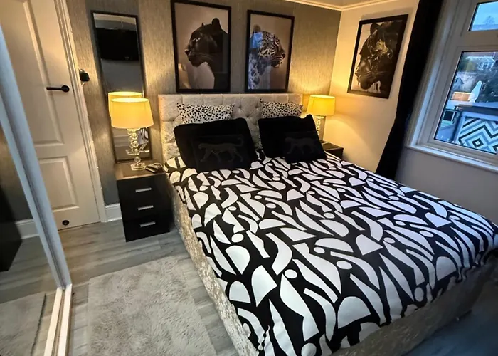 Spacious Room And Single With Non-En-Suite Private Bathroom