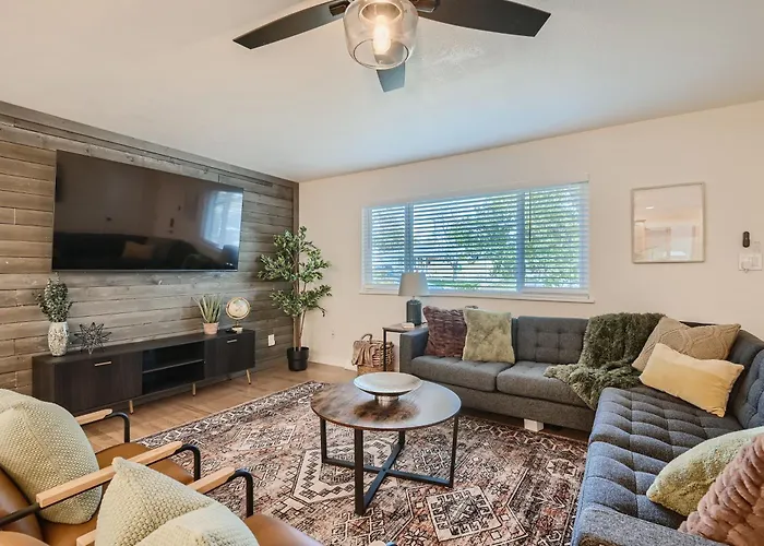 Private Home - Hot Tub, Game Room, Fire Pit, Fenced Yard