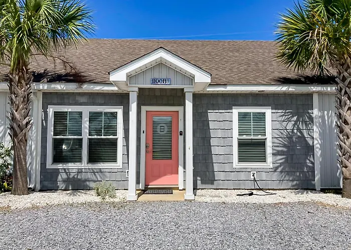 Stylish Ocean-Area Home With Generous Space And Short Walk To The Beach