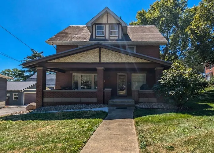 4Br- Downtown Christmas Home
