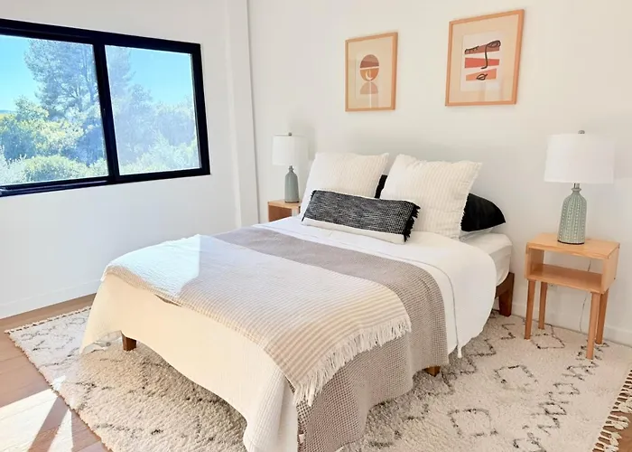 Private Hillside 2Br Suite Near Town