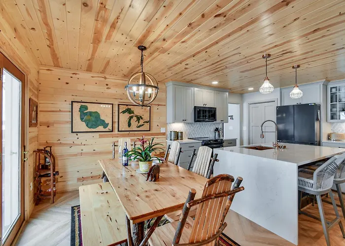 Luxe Hideaway On Houghton Lake: Families Welcome!