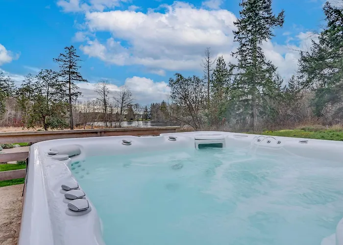 Hot Tub & Pond View! Private Friday Harbor Retreat