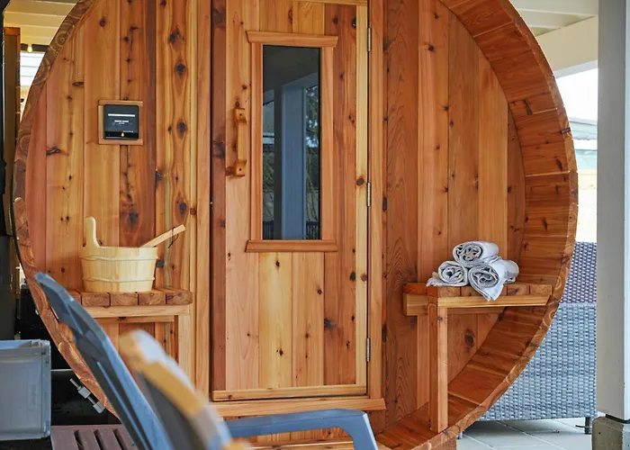 Private Cedar Sauna Retreat - Kitchenette, King Bed, Spa Bath - Deep Cove