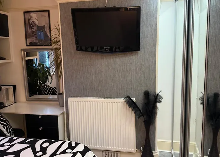 Spacious Room And Single With Non-En-Suite Private Bathroom