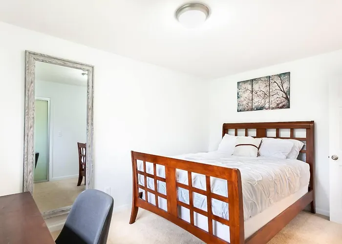 7 Min Airport Rambler, Fenced Yard