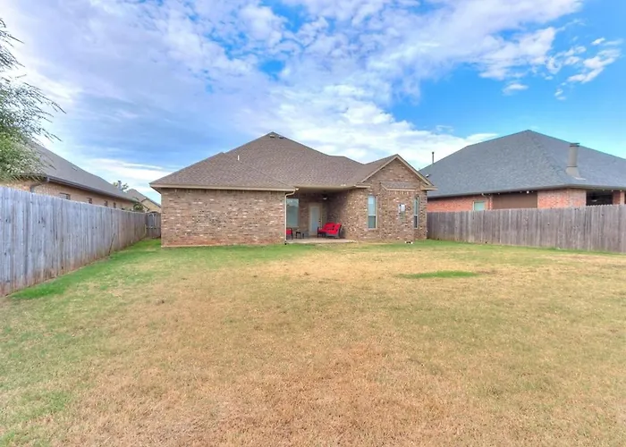 Spacious Deer Creek Home With Study And Yard