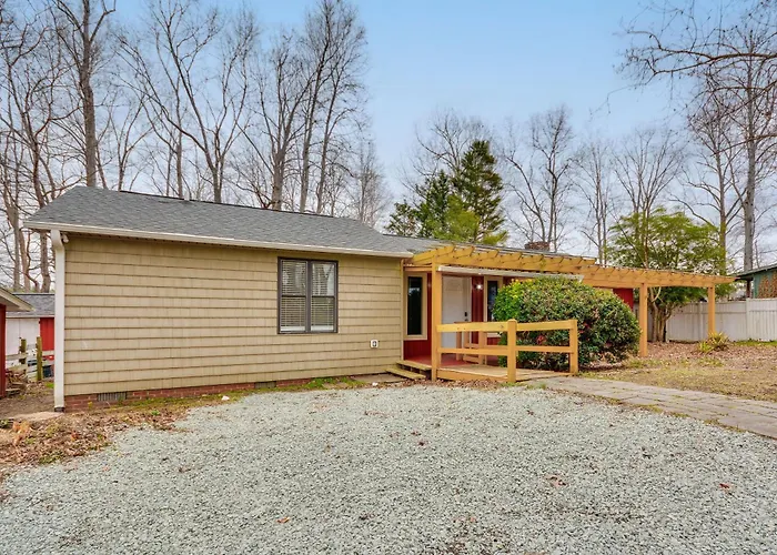 Tranquil Lakefront Home W/ Sunroom In Burlington