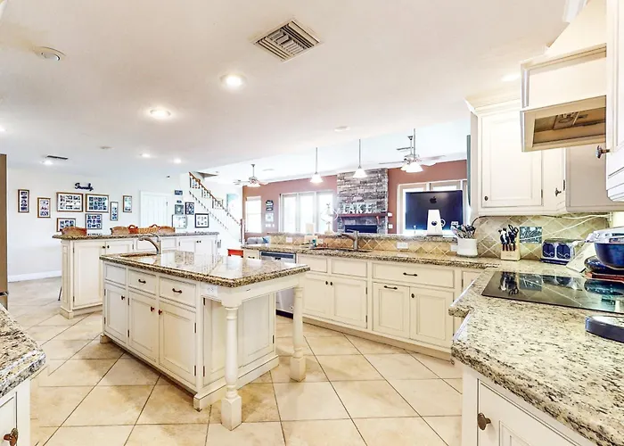 Dog-Friendly Lakefront Home With Private Dock & Beach - Snowbirds Welcome
