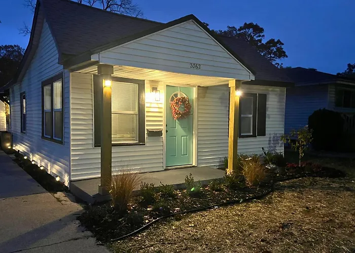 The Cozy Mitten 2 Bedroom1 Bath, Fenced Yard