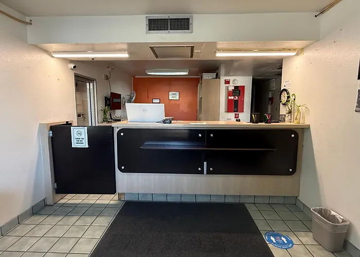 Shasta Vista Inn & Suites