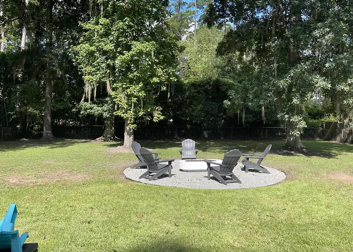 Spacious Updated Ranch W Fireplace And Firepit