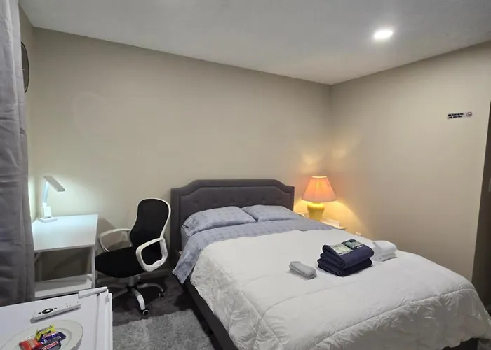 Private Queen Room With Smart Tv Guesthouse