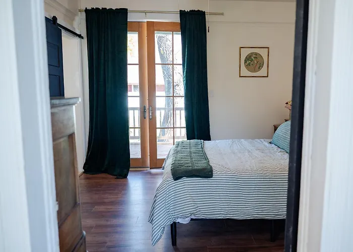 The Old Crowe Inn Bed And Breakfast