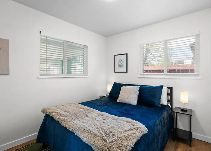 Private Home - Hot Tub, Game Room, Fire Pit, Fenced Yard