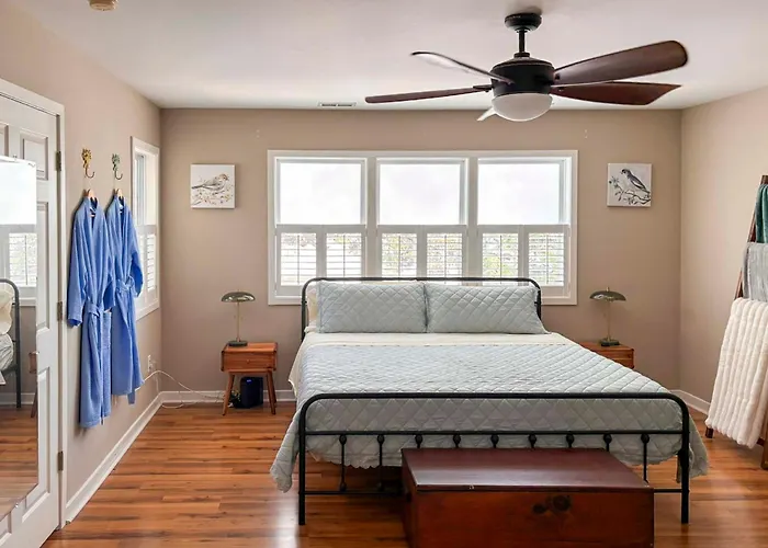 2 Mi To Atlantic Beach: Coastal Retreat W/ Deck