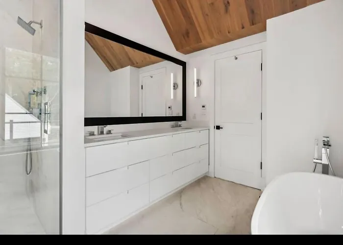 East Hamptons Modern 8 Bedroom New Construction