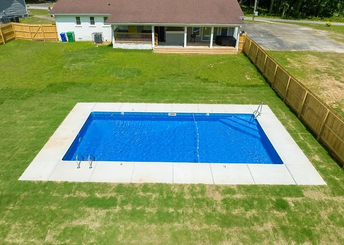 Cozy Staycation Getaway With Huge Backyard