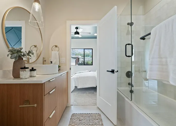 Modern Style Home, Near Expo, Rsl Stadium, Skiing