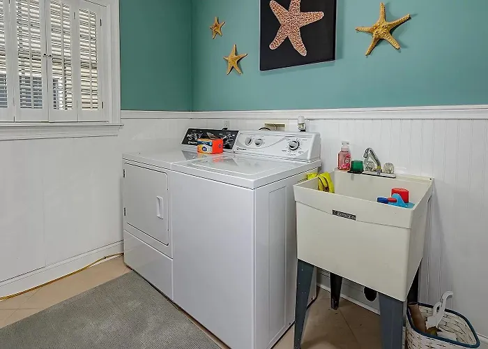 Luxurious Beach Block 4-Bdrm House For The Whole Family - Prices Reduced!!
