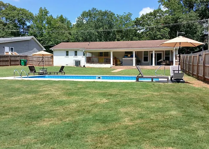 Cozy Staycation Getaway With Huge Backyard