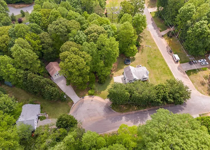 Tranquil Hideaway Home - Pet-Friendly