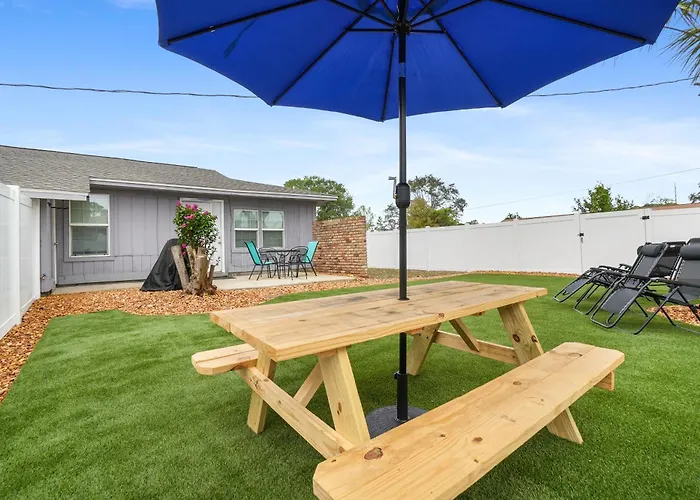 Private Fenced Turf Yard, King Bed, Dogs Stay Free, 8 Mi To Pensacola Beach, In-Unit Washer And Dryer