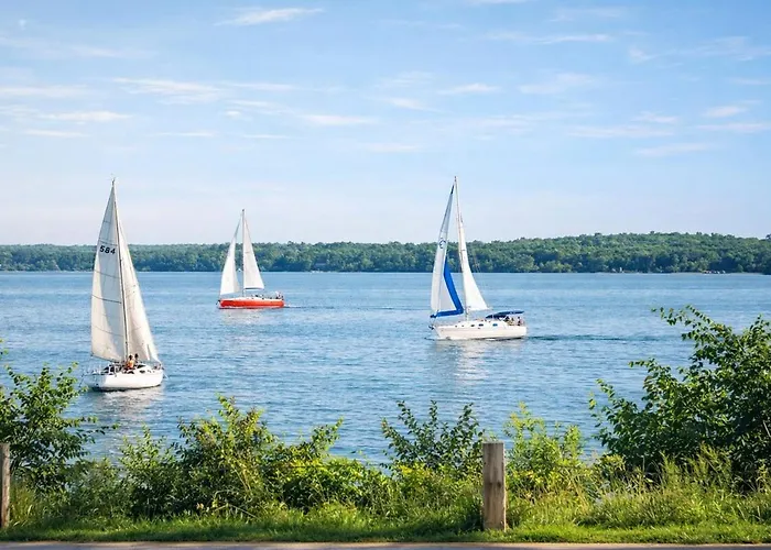 Luxury Lakeview Stay With Jacuzzi In Downtown Barrie