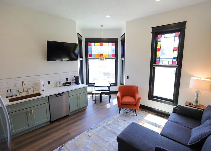Chic Queen Apartment At The Victorian Unit A