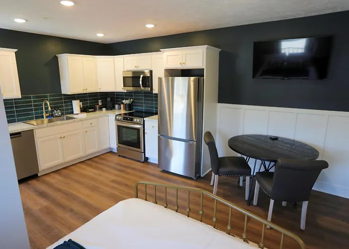 Modern Queen Studio At The Victorian - Unit B