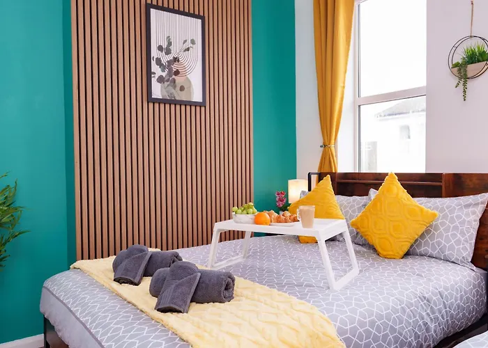 Stylish 3 Bedroom Sea View Apartment -Free Parking- Sleeps 9