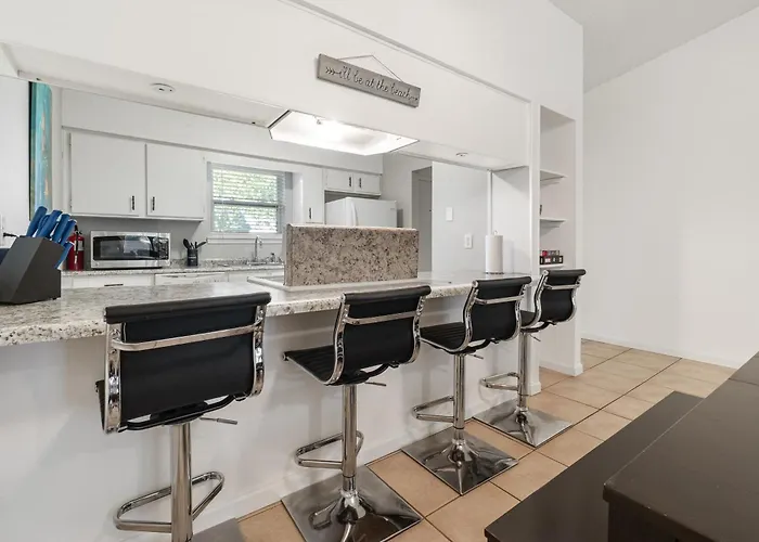 Full-Turf Private Yard, King Bed, Sleeps 8, Dogs Stay Free, 8 Mi To Pensacola Beach, In-Unit Washer And Dryer
