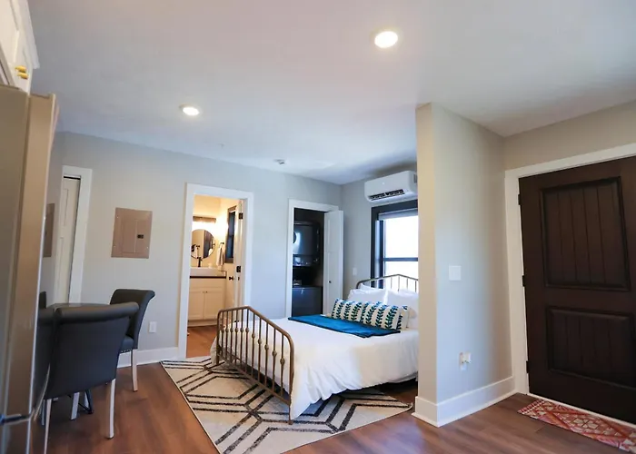 Modern Queen Studio At The Victorian - Unit B