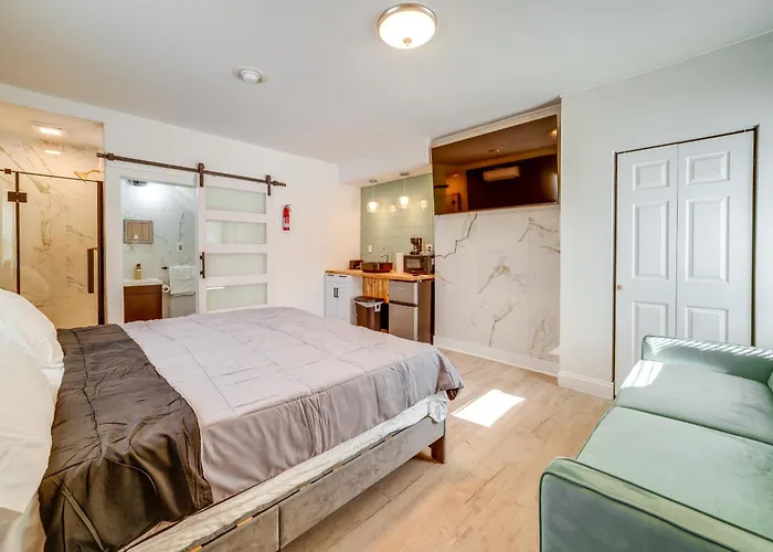 Explore The Hinton Historic District! Luxe Studio