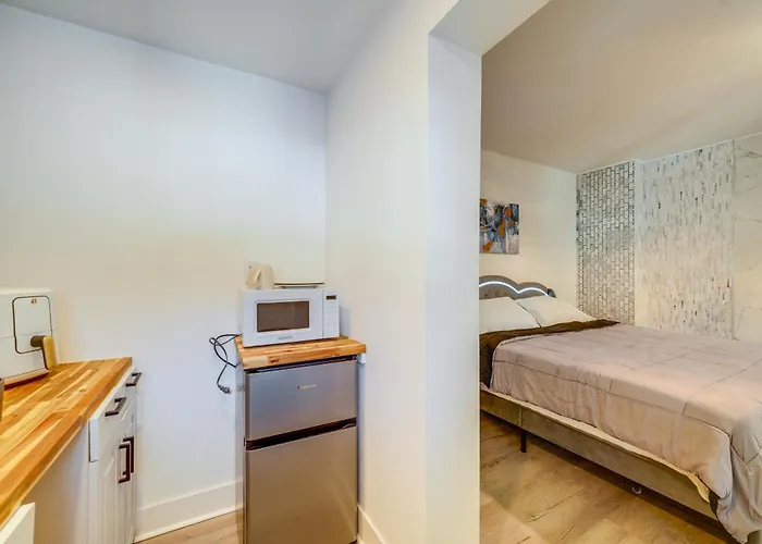 Explore New River Gorge! High-End Hinton Retreat