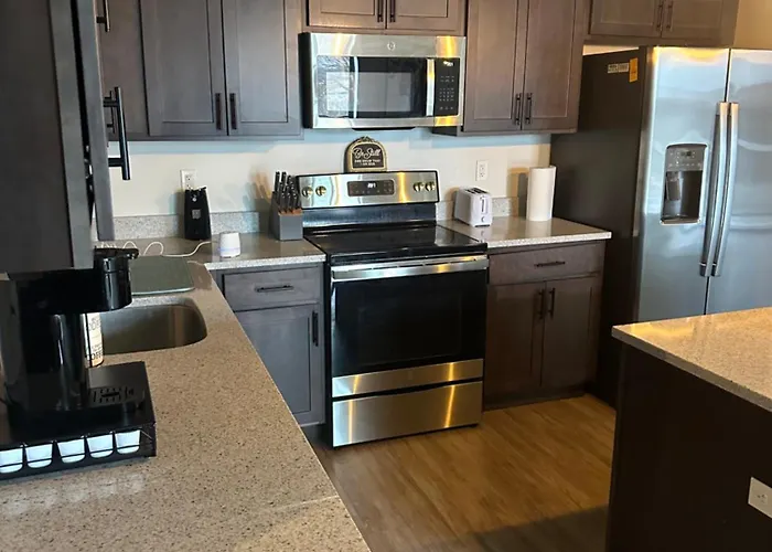 304 New Luxury Downton Condo With Fireplace, 2 Bdrm