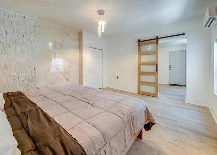 Explore New River Gorge! High-End Hinton Retreat