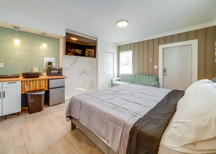 Explore The Hinton Historic District! Luxe Studio