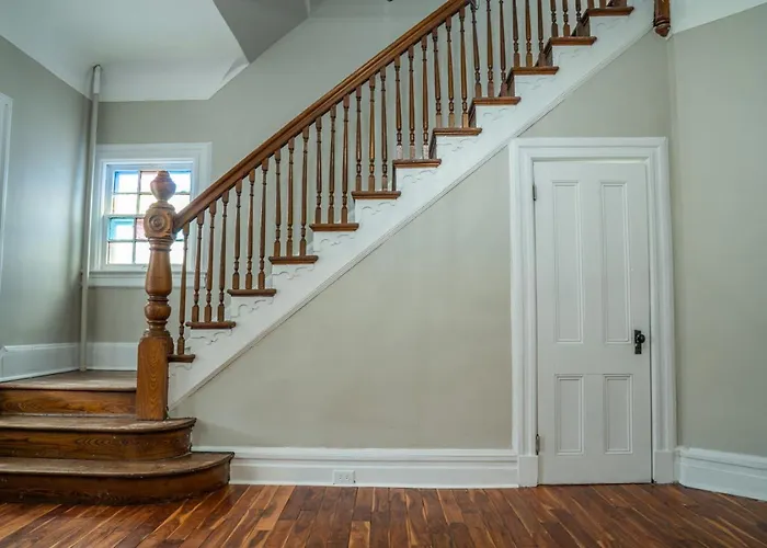 Comfortable Two Bedroom Apartment In Long Branch